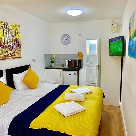 London Studio Apartments, Private Bathroom, Kitchenette, Parking, Np2 Exteriér fotografie