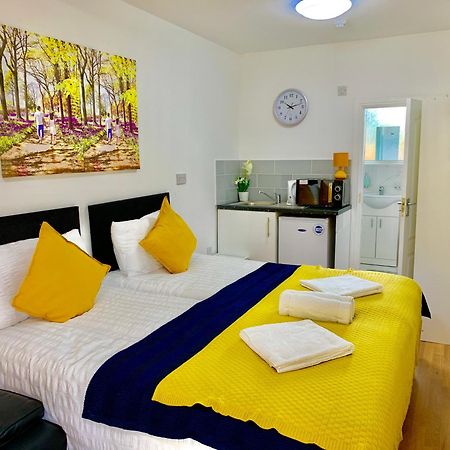 London Studio Apartments, Private Bathroom, Kitchenette, Parking, Np2 Exteriér fotografie