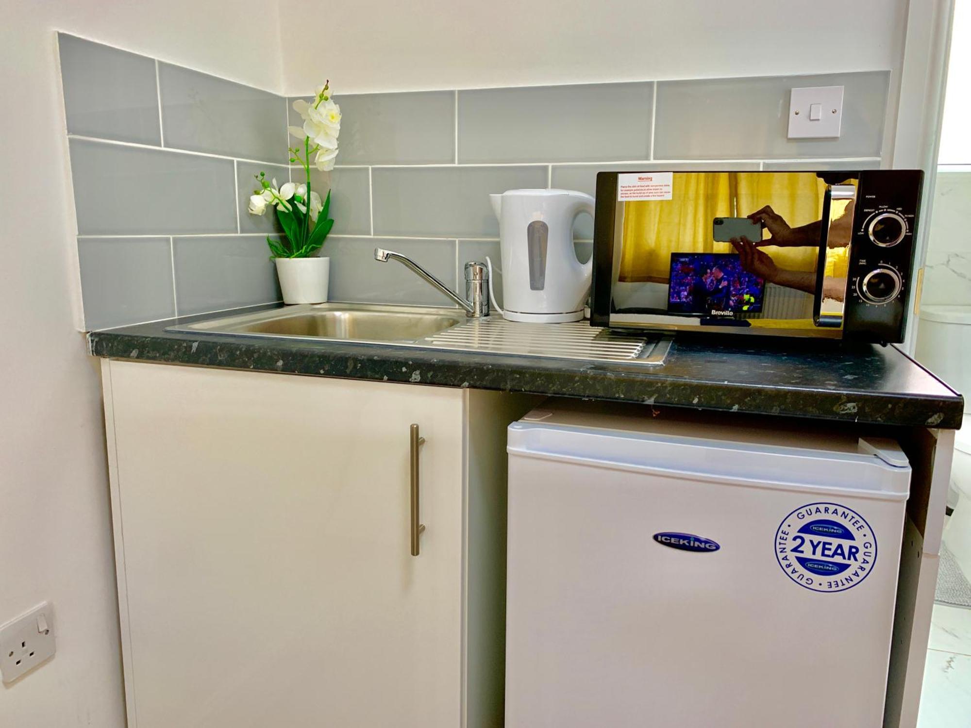 London Studio Apartments, Private Bathroom, Kitchenette, Parking, Np2 Exteriér fotografie