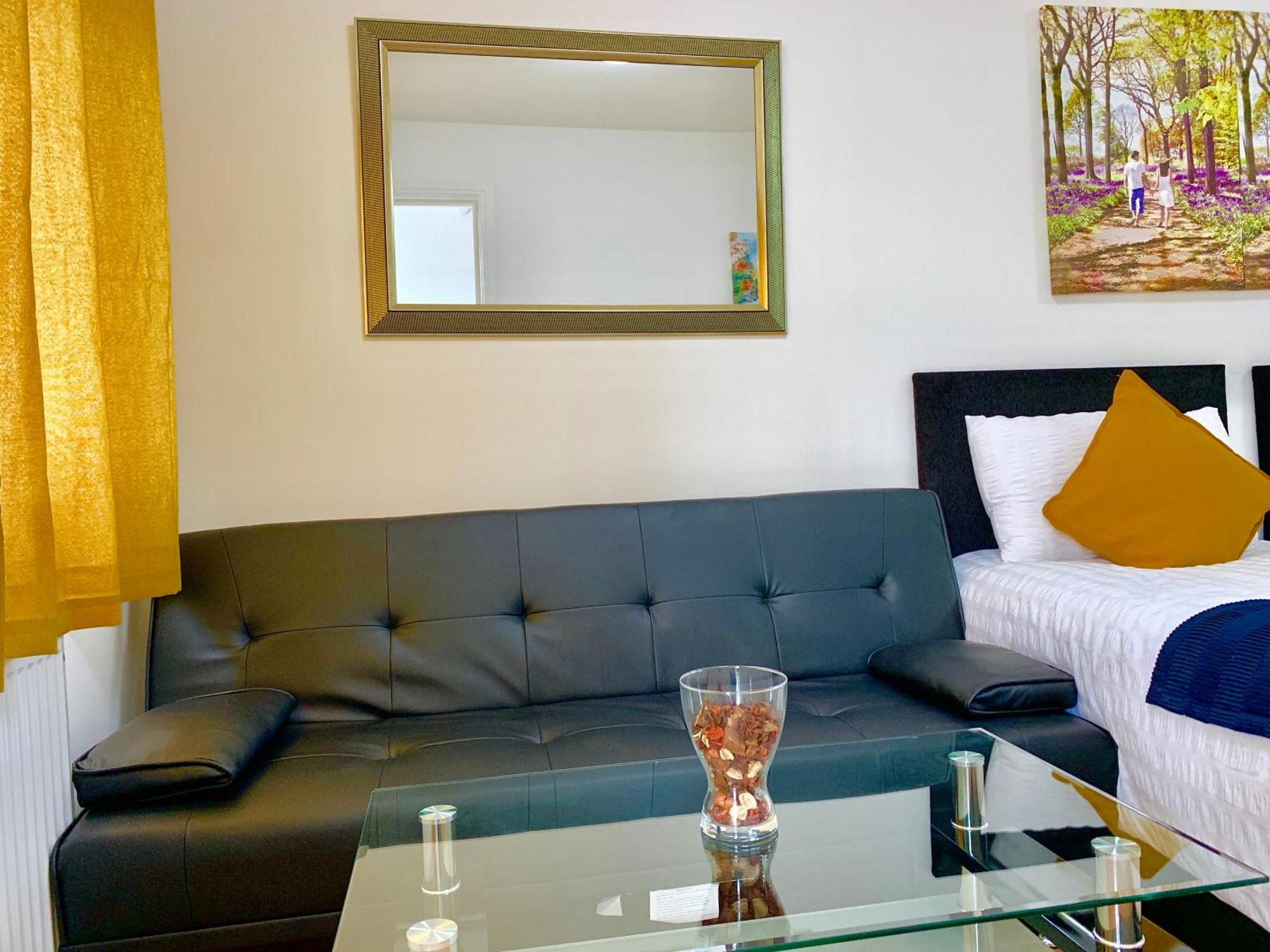 London Studio Apartments, Private Bathroom, Kitchenette, Parking, Np2 Exteriér fotografie